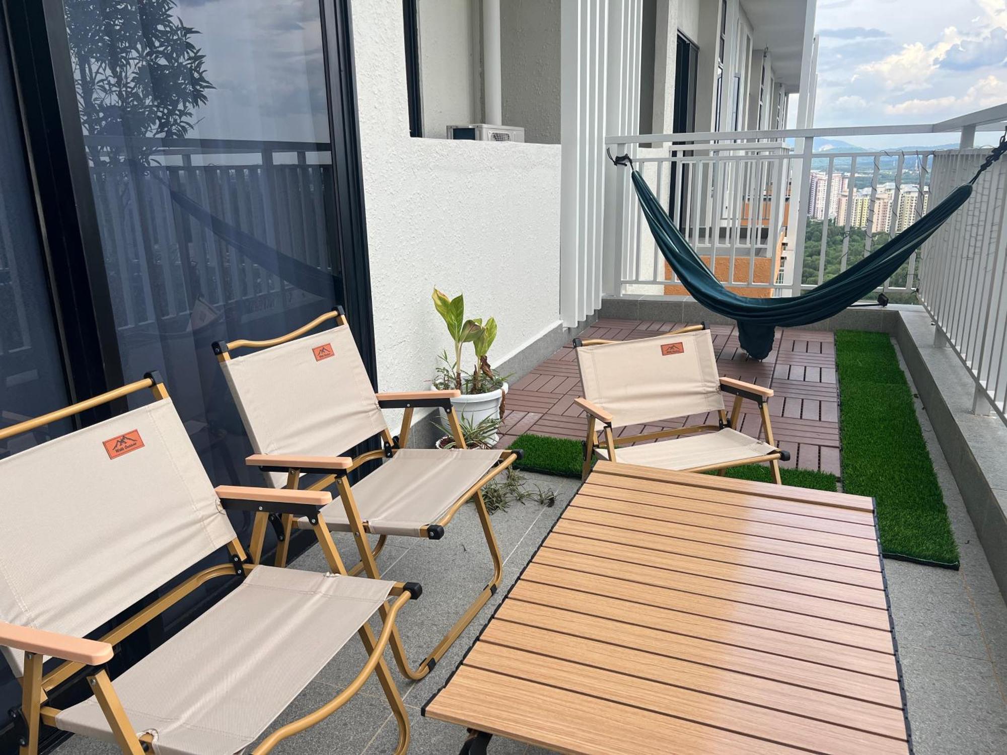 Aisha Staycation Wifi Big Patio Apartment *