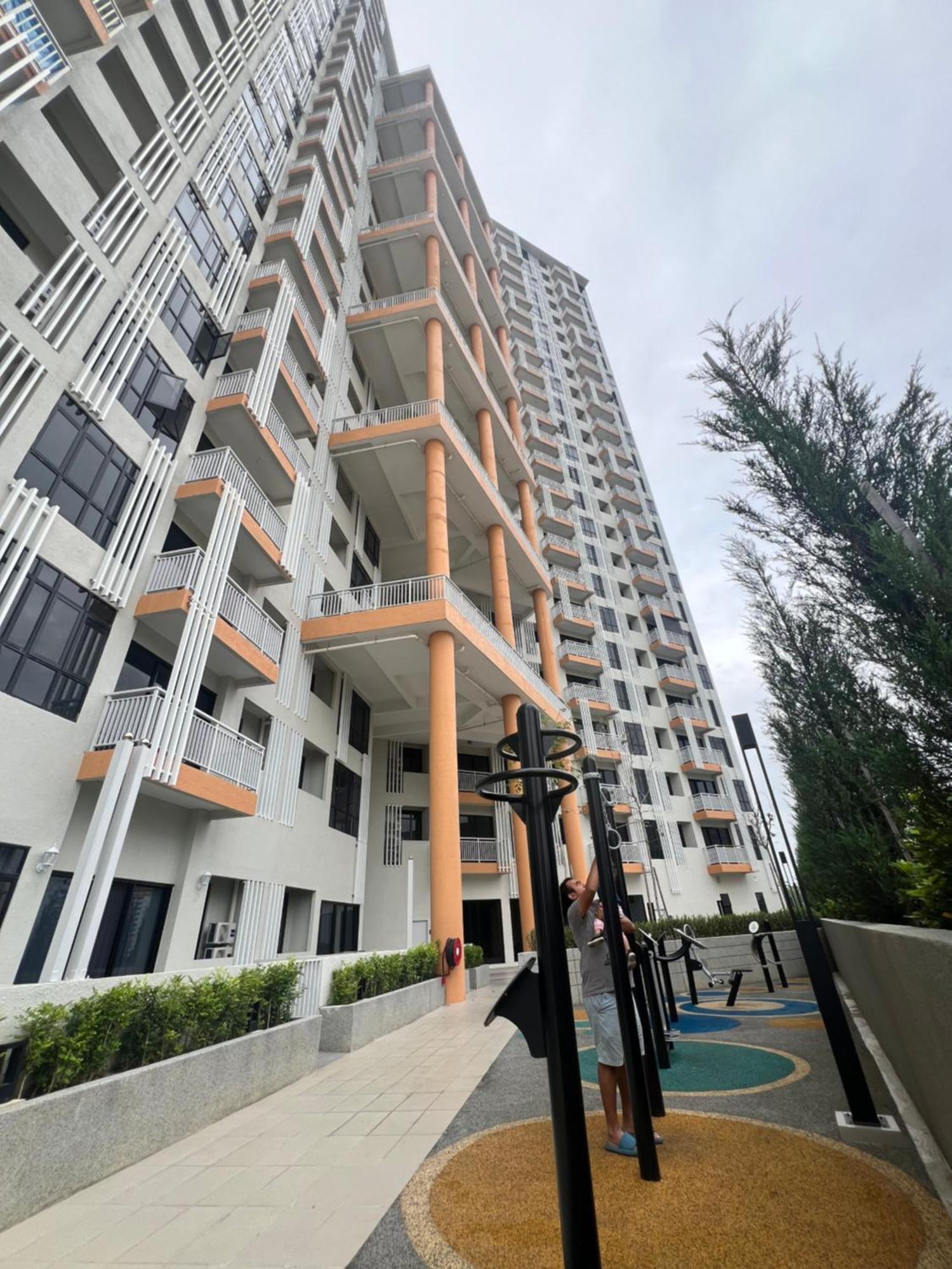 Aisha Staycation Wifi Big Patio Apartment